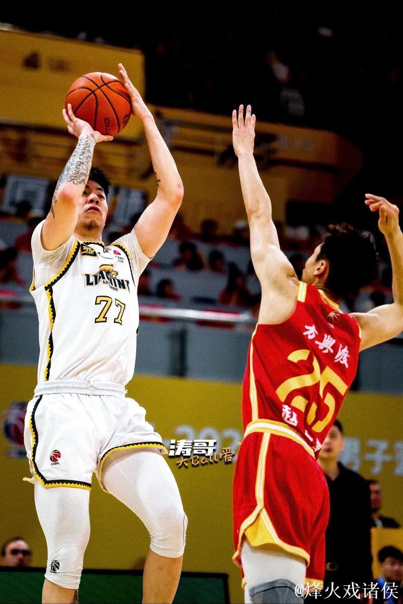 辽宁男篮新赛季首战火力全开，主场呐喊声势如雷
